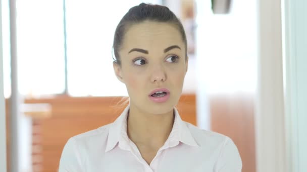 Mylić przestraszona Kobieta w biurze - Materiał filmowy, wideo