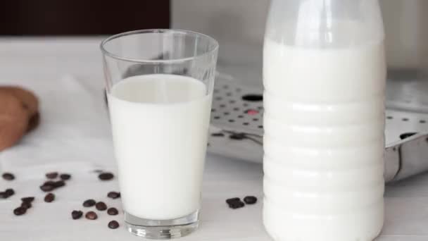 Sklenice mléka u mléčných stroj zblízka záběry - Záběry, video