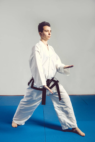 ragazza, Taekwondo è marziale Stoke mani in pugno, concentrato, sguardo serio in studio su sfondo isolato
 - Foto, immagini