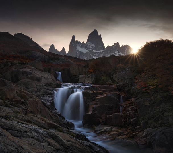 Puesta de sol en el Monte Fitz Roy, Patagonia, Argentina
 - Foto, Imagen