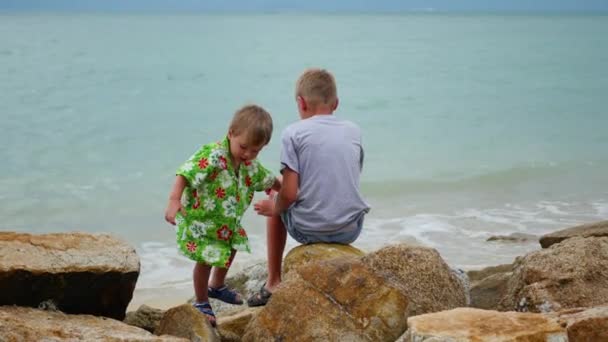 Tajlandia. Dzieci bawiące się na plaży na skałach - Materiał filmowy, wideo