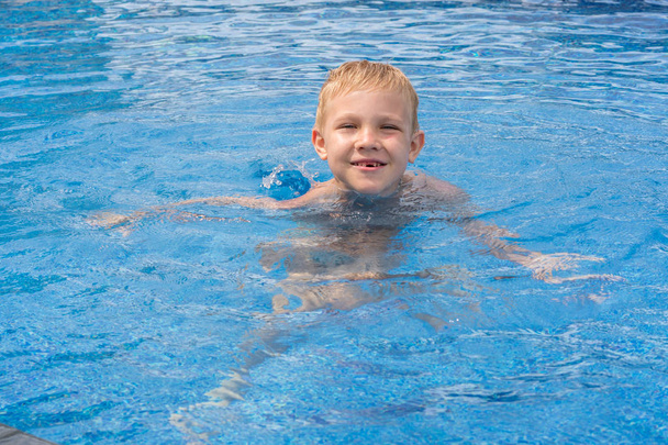 男の子水泳とプールで遊んで - 写真・画像