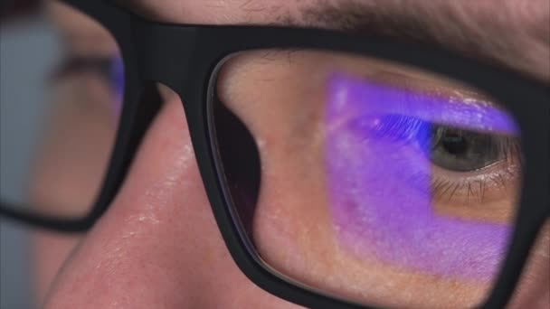 Крупный план человека в очках, который смотрит на монитор компьютера
 - Кадры, видео