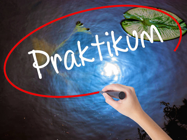 マーカーで女性の手書く Praktikum (ドイツ語でインターンシップ) - 写真・画像
