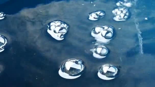 Détail de la surface de l'eau avec des bulles. Panoramique
. - Séquence, vidéo