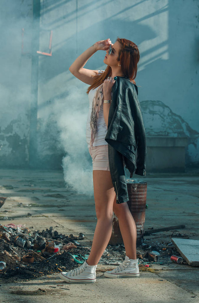 Girl in shorts and a leather jacket - Foto, afbeelding