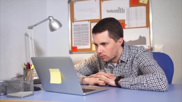 Ένας άνθρωπος που μοιάζει με το laptop είναι έκπληκτος από αυτό που συμβαίνει στο διαδίκτυο - Πλάνα, βίντεο