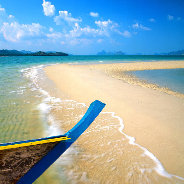Βάρκα στην παραλία Krabi. - Φωτογραφία, εικόνα