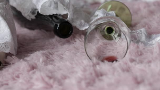 Sapatos de verão, lingerie, garrafa de vinho e copo de vinho em um cobertor rosa
 - Filmagem, Vídeo