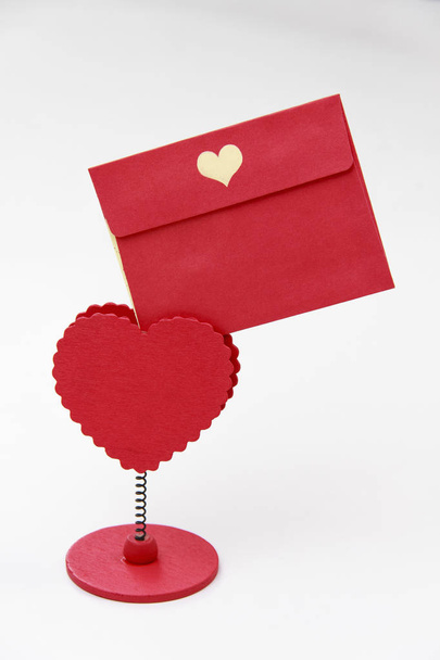 Puste koperty papierowe dołączone do wiadomości posiadacza czerwone serce kołek o - Zdjęcie, obraz