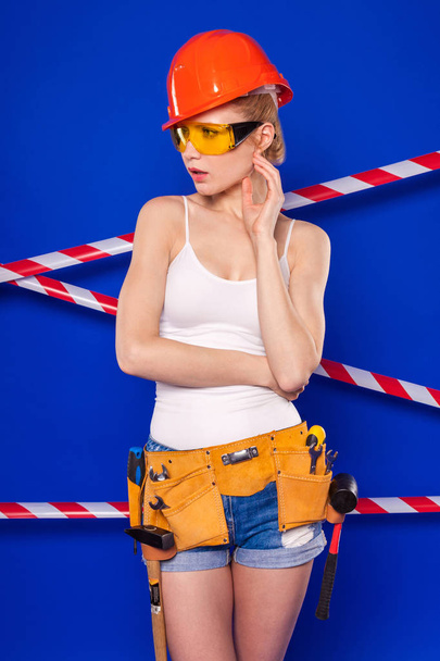 donna in casco da costruzione arancione
  - Foto, immagini