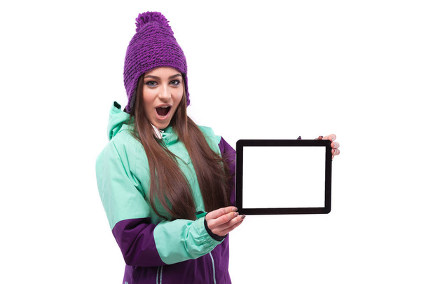 meisje in ski pak met tablet - Foto, afbeelding