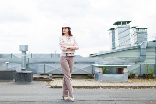 attraktive Geschäftsfrau mit Bollenhut auf dem Dach - Foto, Bild