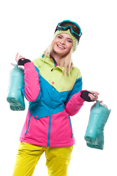mujer en traje de esquí con botas de nieve
 - Foto, Imagen