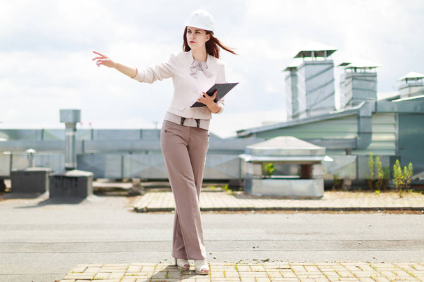 Houkutteleva liiketoiminnan nainen kypärä katolla
 - Valokuva, kuva