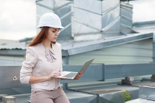 Business lady with laptop on roof - Foto, Imagen