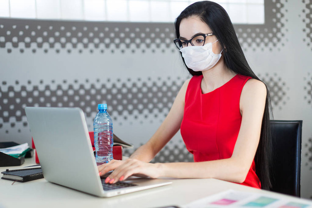 Business woman wearing mask in office - Foto, Imagen