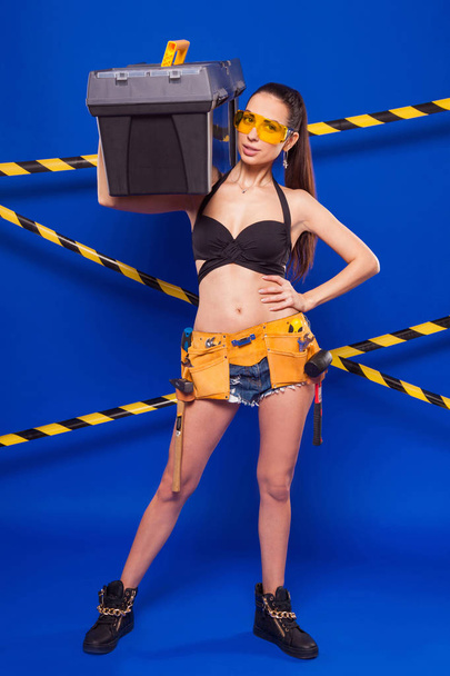 brunette femme tenant instrument de construction
 - Photo, image