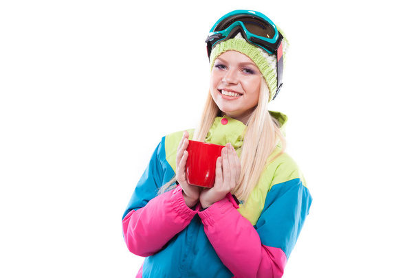 Kobieta w stroju narciarskiego czerwony kubek - Zdjęcie, obraz