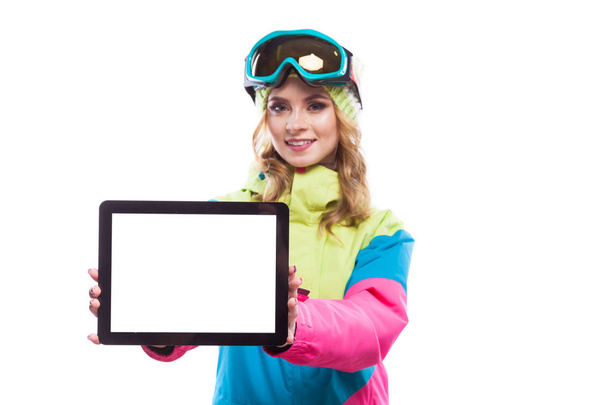 donna in tuta da sci con tablet vuoto
 - Foto, immagini