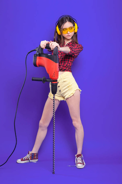 atraente mulher segurando instrumento
 - Foto, Imagem