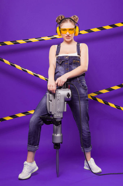 attractive woman holding building tool - Foto, imagen