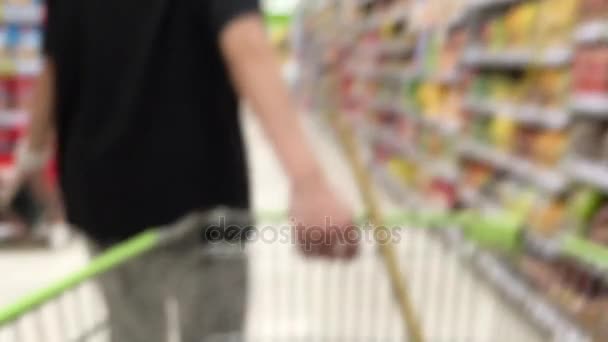 La esposa de la casa está tirando del carrito de compras súper rápido en el supermercado acelerando el avance rápido
 - Metraje, vídeo