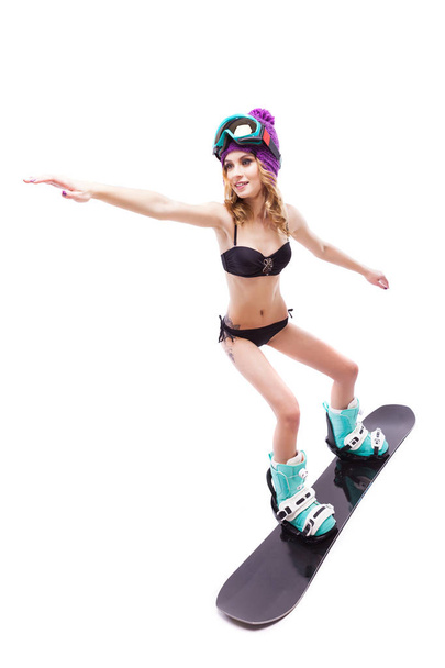 νεαρή όμορφη γυναίκα στο μπικίνι στο snowboard - Φωτογραφία, εικόνα