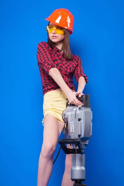 ελκυστική γυναίκα στα γυαλιά κρατώντας το όργανο - Φωτογραφία, εικόνα