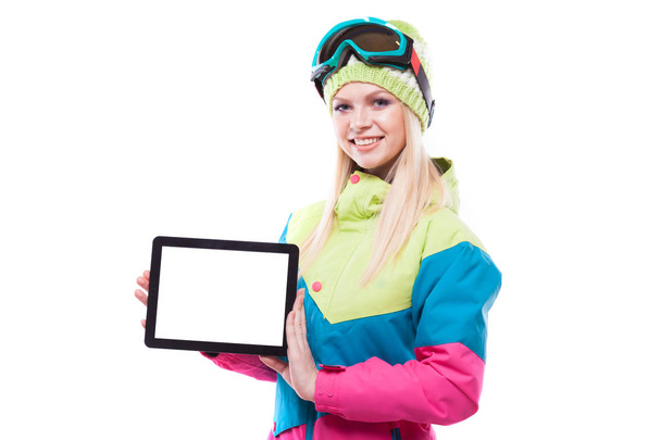 donna in abito da neve con tablet vuoto
 - Foto, immagini