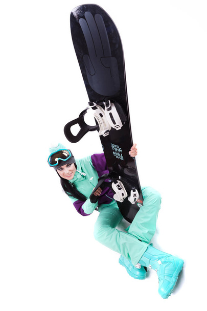 Kobieta w stroju narciarskiego fioletowy z snowboard - Zdjęcie, obraz