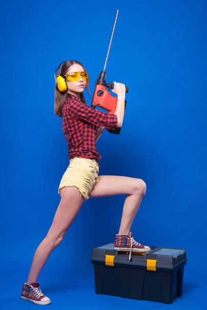 attractive woman holding instrument - Zdjęcie, obraz