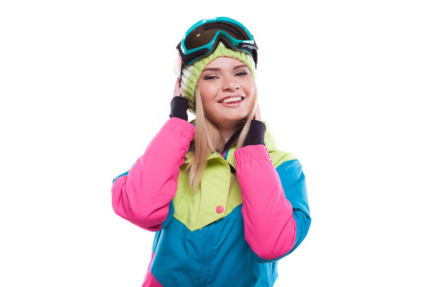 mooie jonge vrouw in ski outfit - Foto, afbeelding