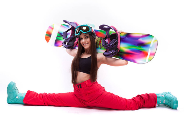 стройная молодая женщина держит сноуборд
 - Фото, изображение