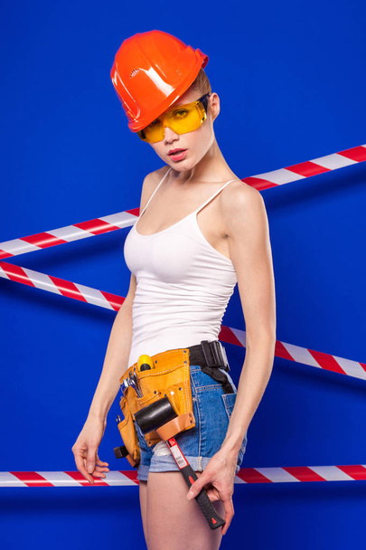 ελκυστική γυναίκα στην οικοδόμηση κράνος  - Φωτογραφία, εικόνα