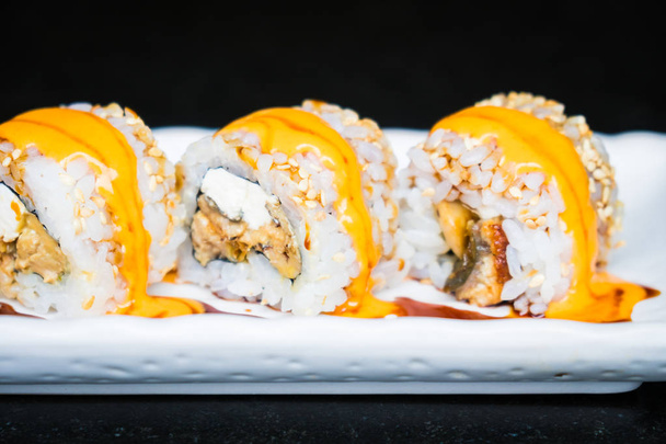 Rouleau de sushi à l'anguille maki au fromage
 - Photo, image