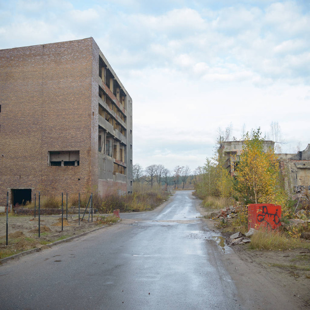 Ruinen einer sehr stark verschmutzten Industriefabrik, Industrieserie - Foto, Bild