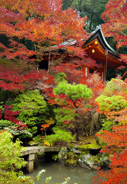 roter Glockenturm im Garten roter Ahornbäume am Bischamondo-Tempel im Herbst, Kypto, Japan - Foto, Bild
