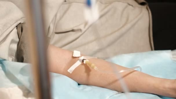 Detailní záběr odkapávací solný roztok pro pacienta a infuzní pumpy v nemocnici, s prostorem a světlé pozadí na luxusní Vip místnost 4k - Záběry, video