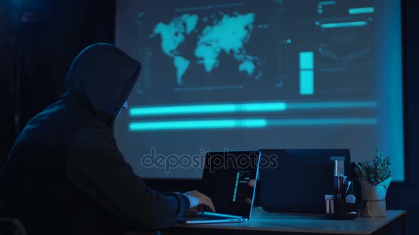 hacker con laptop - Filmati, video