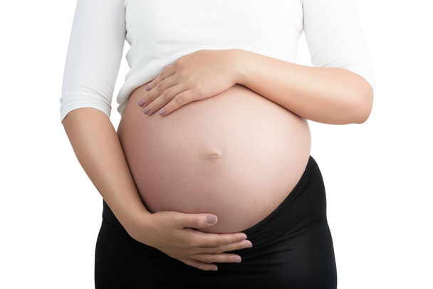 Bauch einer schwangeren Frau isoliert auf weiß mit Clipping-Pfad. - Foto, Bild