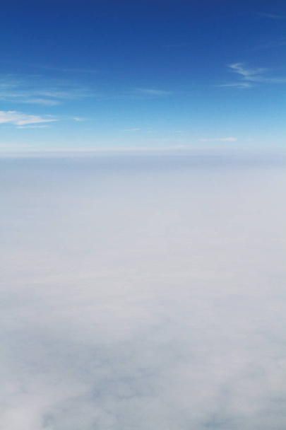 a repülőgép szárnya nézet repülőgép ablakból - Fotó, kép