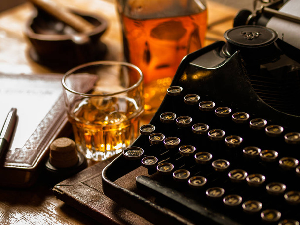Writers night with a glass of whiskey - Foto, Imagem
