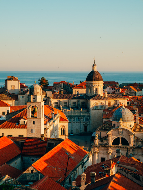 Dubrovnik Altstadt, Kroatien. Ziegeldächer von Häusern. Kirche in der - Foto, Bild