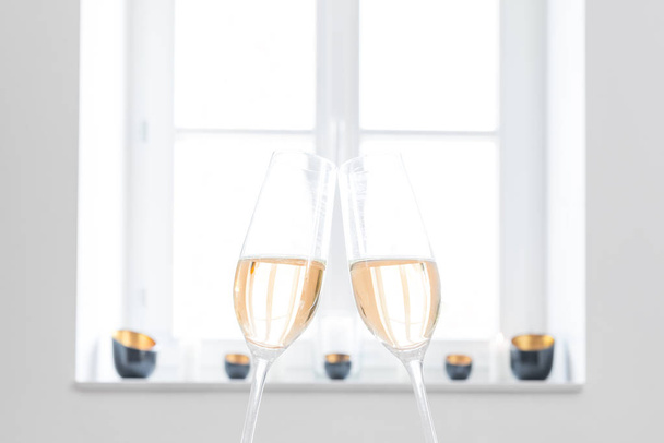 İki kadeh şampanya beyaz arka plan ile dolu - Fotoğraf, Görsel