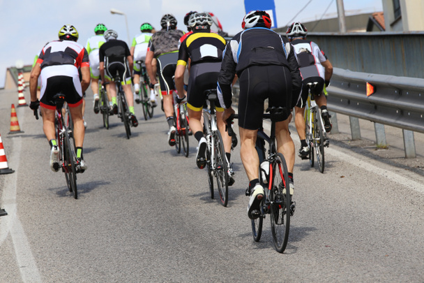 Велогонщики во время гонки на подъездных дорогах города
 - Фото, изображение