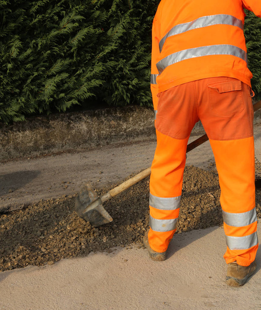 работник с лопатой на строительной площадке
 - Фото, изображение