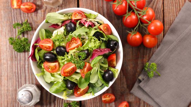 čerstvý salát s cherry rajčaty a olivami - Fotografie, Obrázek