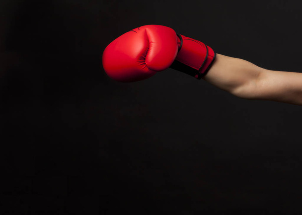 Boxerin boxt mit rotem Boxhandschuh - Foto, Bild