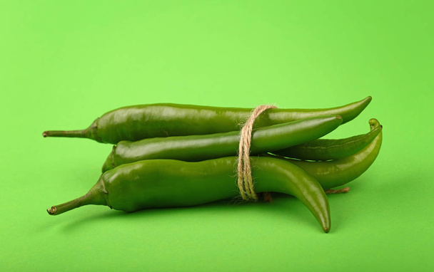 Букет джалапено з гострим перцем чилі на зеленому
 - Фото, зображення